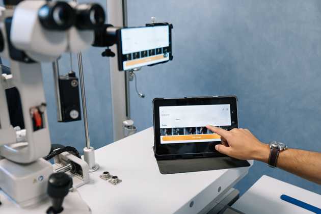 MicroREC app gallery being showed on the smartphone and the tablet in a slit lamp examination