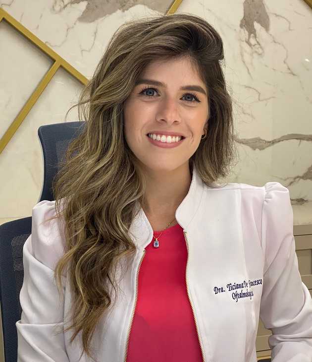 Dr. Ticiana de Francesco, ophthalmologist. blond woman with blue eyes wearing a white coat