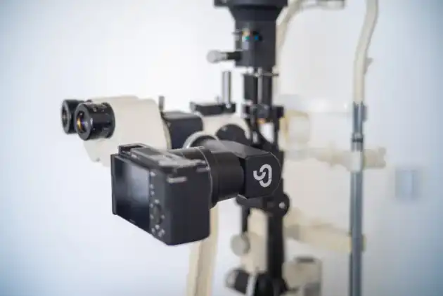 MicrotTo4K, optical system to attach professional cameras in any slit lamp