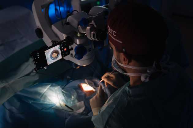 Surgery recording or being streamed with MicroREC through the smartphone