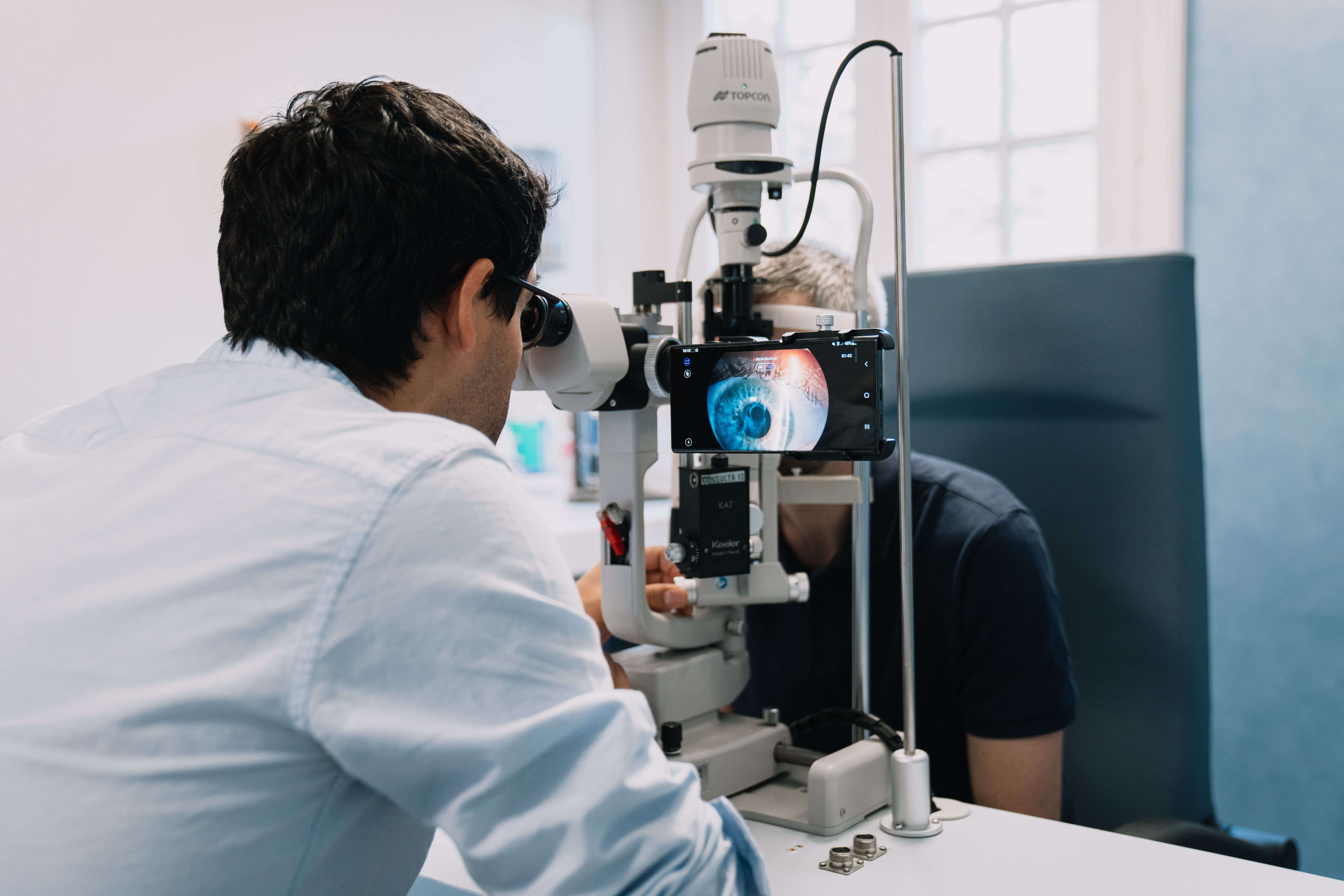 Corneal Endothelial Cell Imaging: Assessing Smartphone Camera Precision